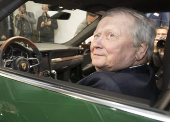 Wolfgang Porsche alla guida di un'auto