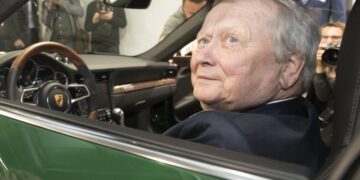 Wolfgang Porsche alla guida di un'auto