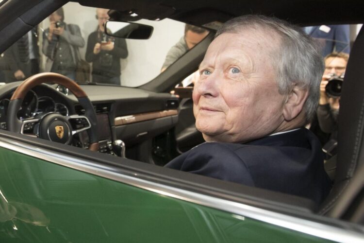 Wolfgang Porsche alla guida di un'auto