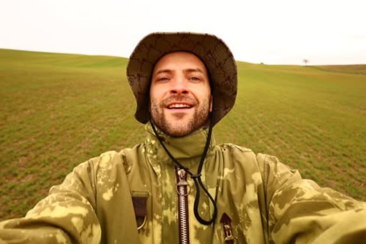 Alessandro Borghi si scatta un selfie