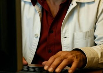 Un uomo usa un computer