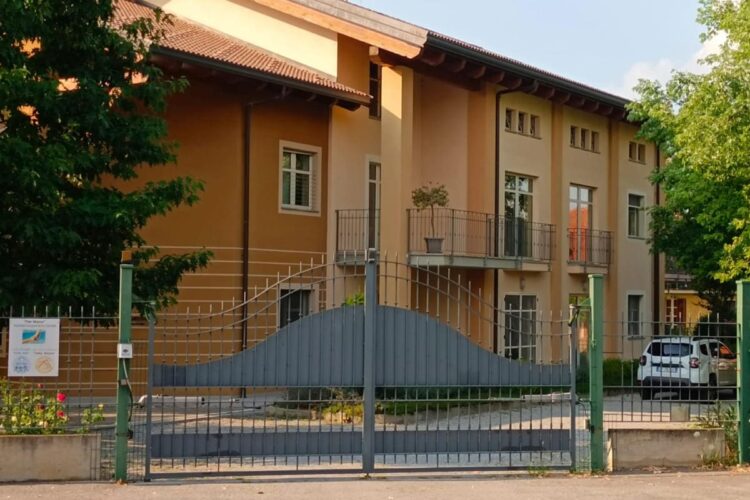 Una veduta esterna della cooperativa "Per Mano" di Cuneo