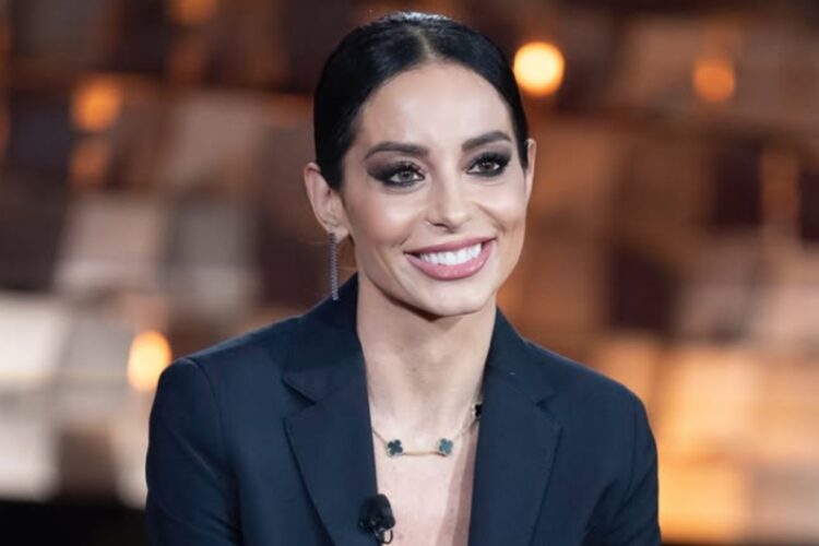 Un primo piano di Debora Massari