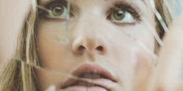 Ci sono persone che temono di fare la doccia o lavorare: 7 fobie reali che sfidano ogni logica