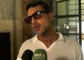 Fabrizio Corona parla con dei giornalisti