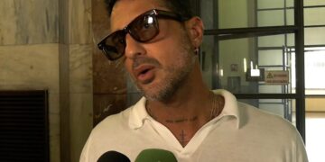 Fabrizio Corona parla con dei giornalisti