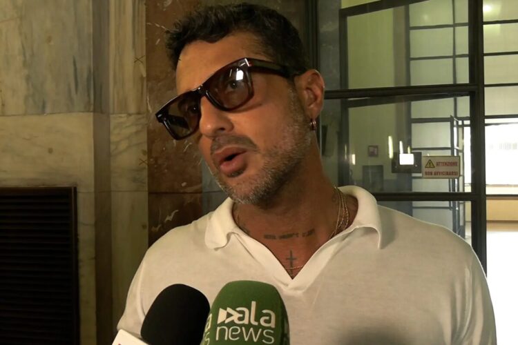 Fabrizio Corona parla con dei giornalisti