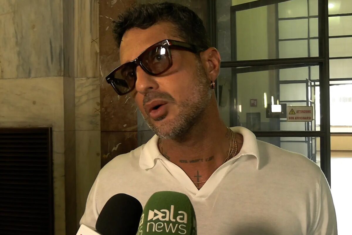 Fabrizio Corona parla con dei giornalisti