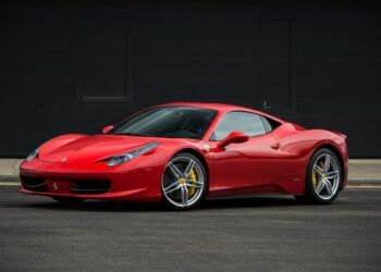 Ferrari acquistata con assegni falsi: scoperta truffa internazionale