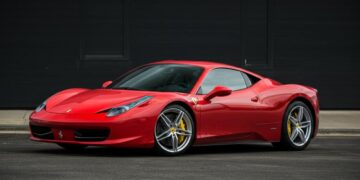 Ferrari acquistata con assegni falsi: scoperta truffa internazionale