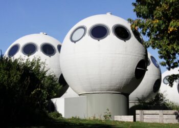 Olanda, il villaggio delle case a sfera che sembrano venire da un altro pianeta