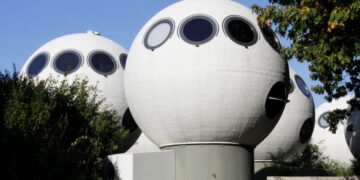 Olanda, il villaggio delle case a sfera che sembrano venire da un altro pianeta
