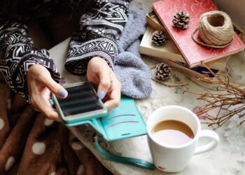 Spegnere il telefono ogni settimana? L’abitudine che migliora privacy e prestazioni in pochi minuti