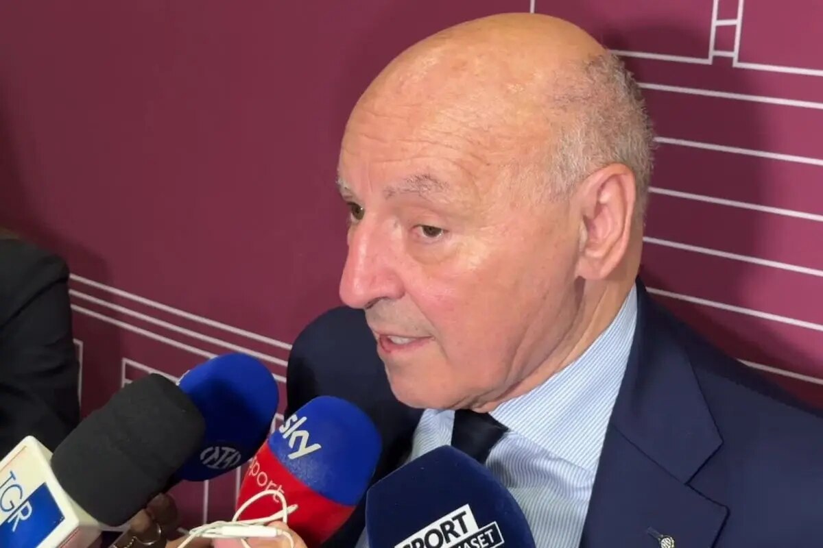 Giuseppe Marotta  parla con i giornalisti