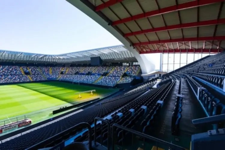 Protesta contro partita Italia-Israele, palloni insanguinati davanti a Figc ad Ancona