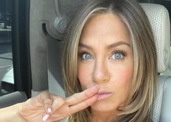 Jennifer Aniston si scatta un selfie