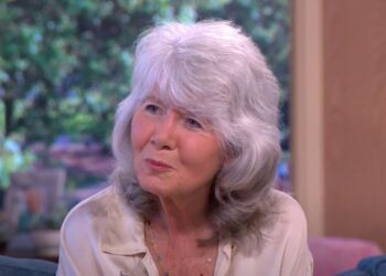 Un primo piano di Jilly Cooper