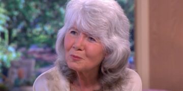Un primo piano di Jilly Cooper