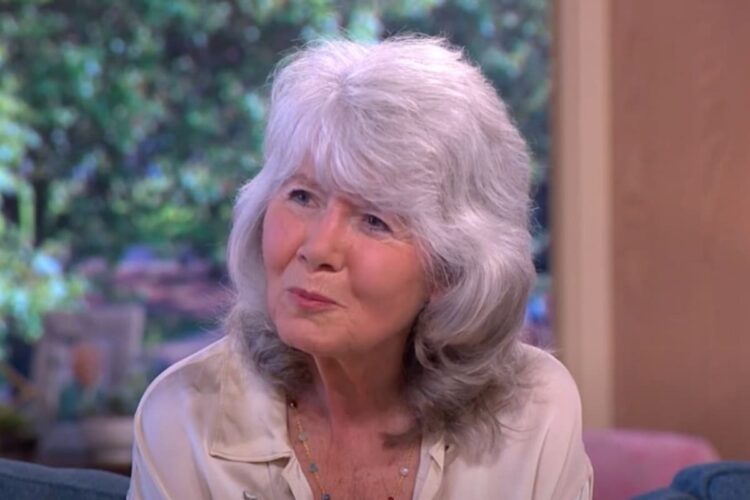 Un primo piano di Jilly Cooper