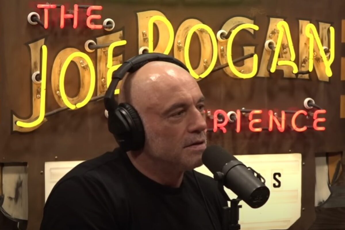 Joe Rogan alla conduzione del proprio podcast