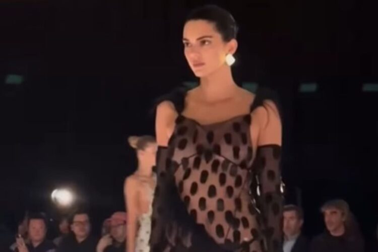 Kendall Jenner da Schiaparelli