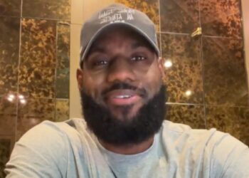 Un primo piano di LeBron James