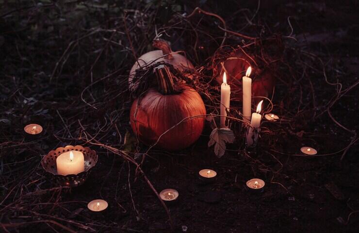 zucca di Halloween e candele accese
