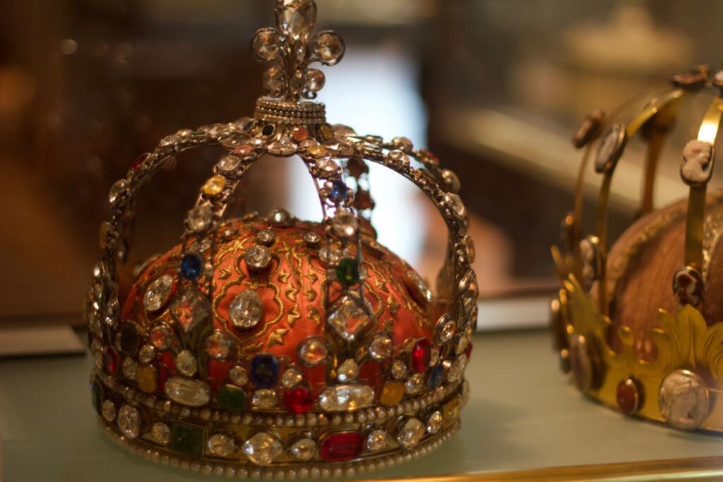 Una corona esposta al Louvre