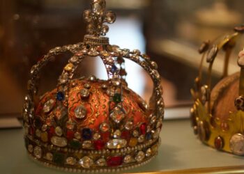 Una corona esposta al Louvre