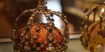 Una corona esposta al Louvre