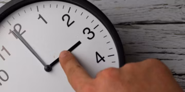 Ora solare, ecco perché dormiamo meglio: i benefici che nessuno conosce