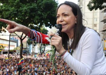 Maria Corina Machado parla a una folla di sostenitori