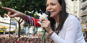 Maria Corina Machado parla a una folla di sostenitori