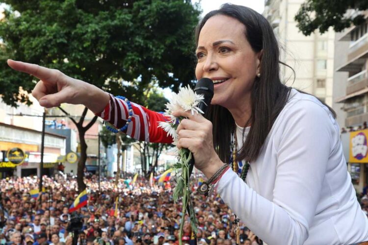Maria Corina Machado parla a una folla di sostenitori