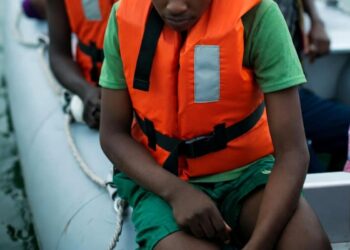 Un gruppo di migranti su un gommone