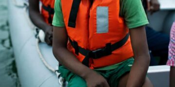 Un gruppo di migranti su un gommone