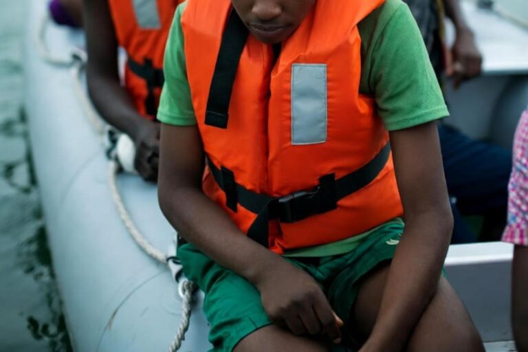 Un gruppo di migranti su un gommone