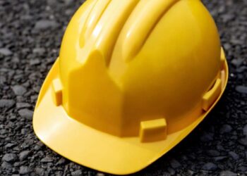 Il caschetto di un operaio