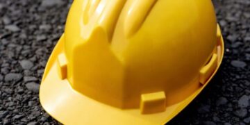 Il caschetto di un operaio