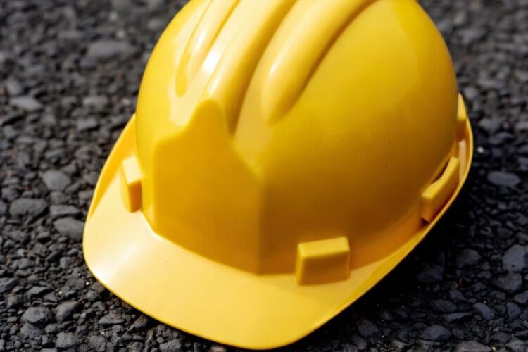 Il caschetto di un operaio