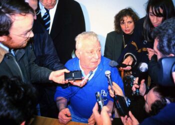 Pietro Pacciani parla con dei giornalisti in merito al caso del Mostro di Firenze