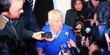 Pietro Pacciani parla con dei giornalisti in merito al caso del Mostro di Firenze