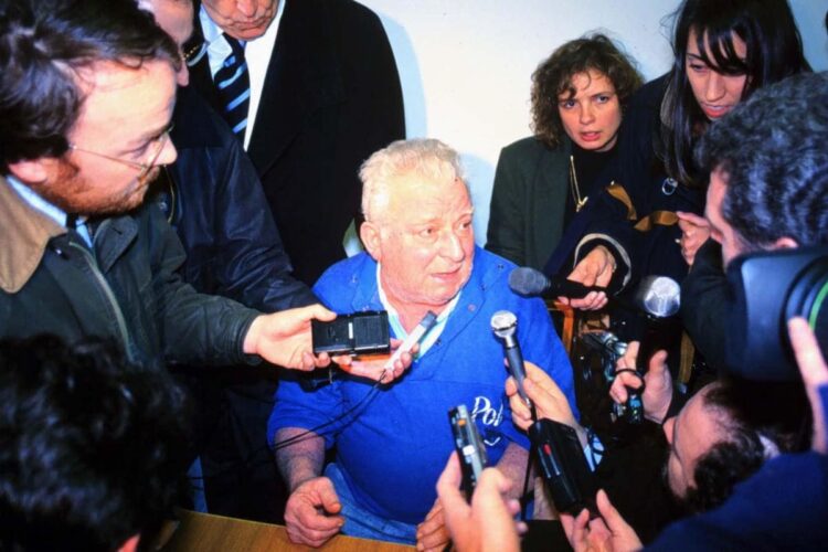 Pietro Pacciani parla con dei giornalisti in merito al caso del Mostro di Firenze