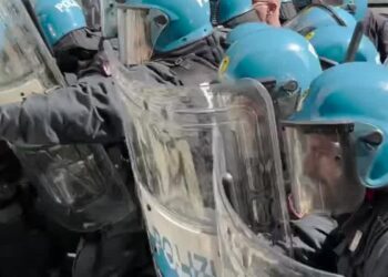 La polizia in tenuta antisommossa