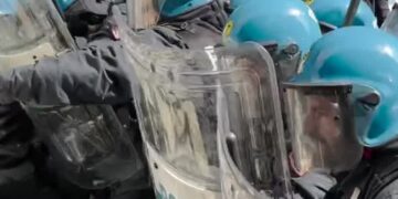 La polizia in tenuta antisommossa