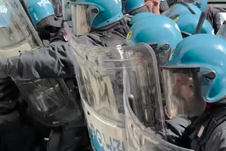 La polizia in tenuta antisommossa