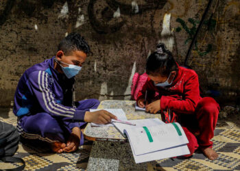 Bambini studiano a Gaza