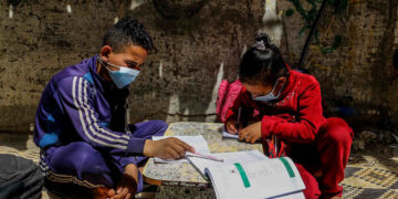 Bambini studiano a Gaza