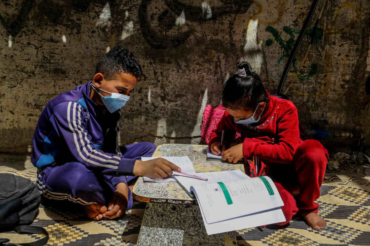 Bambini studiano a Gaza