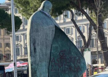 La statua di Papa Wojtyla imbrattata